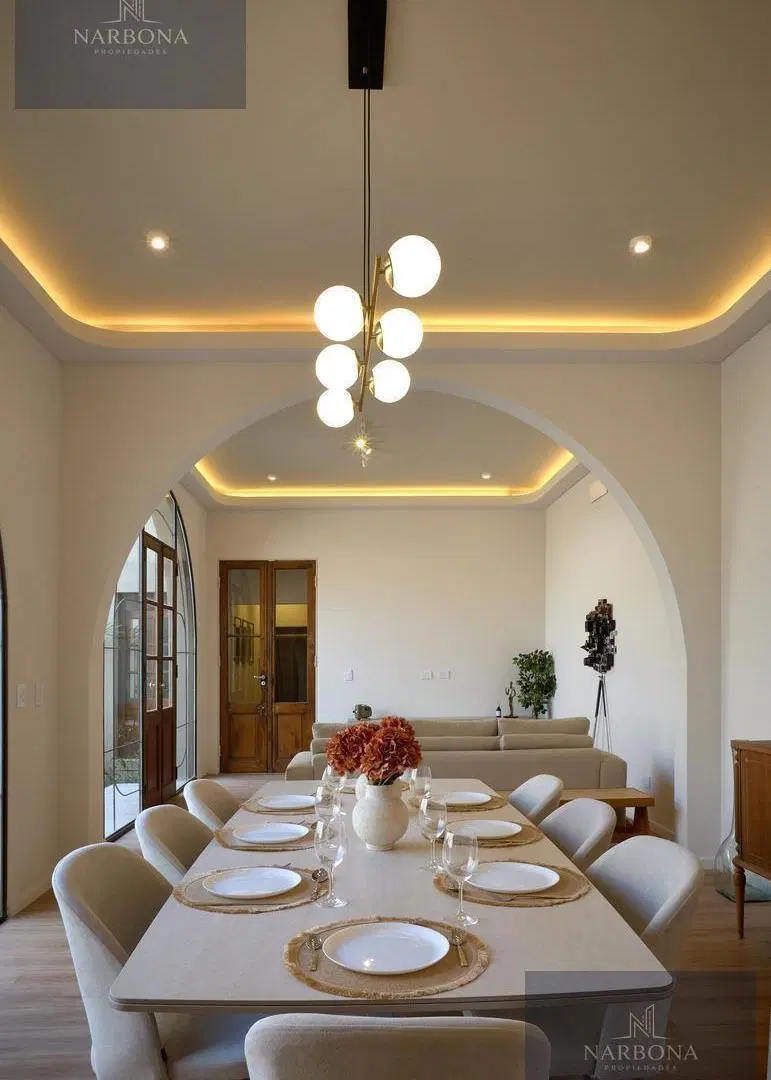 VENTA CASA 3 DORMITORIOS CON COCHERA, PISCINA, JARDÍN Y TERRAZA PRIVADA EN BARRIO LOURDES. 1