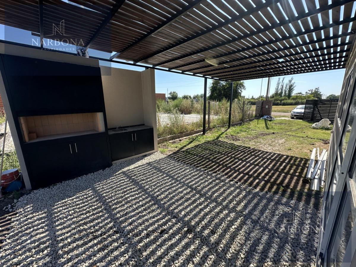 VENTA CASA 2 DORMITORIOS CON COCHERA, QUINCHO Y PILETA EN FUNES TOWN