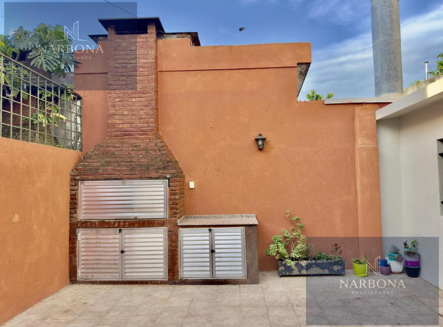 Foto de VENTA CASA 2 DORMITORIOS COMODÍN, PATIO, TERRAZA Y COCHERA EN BARRIO, imagen 2