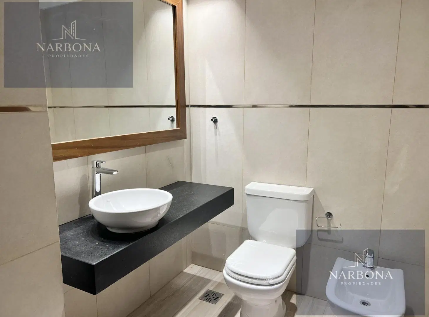 VENTA DEPARTAMENTO 3 DORMITORIOS CON BALCÓN AL FRENTE EN ZONA CENTRO 4