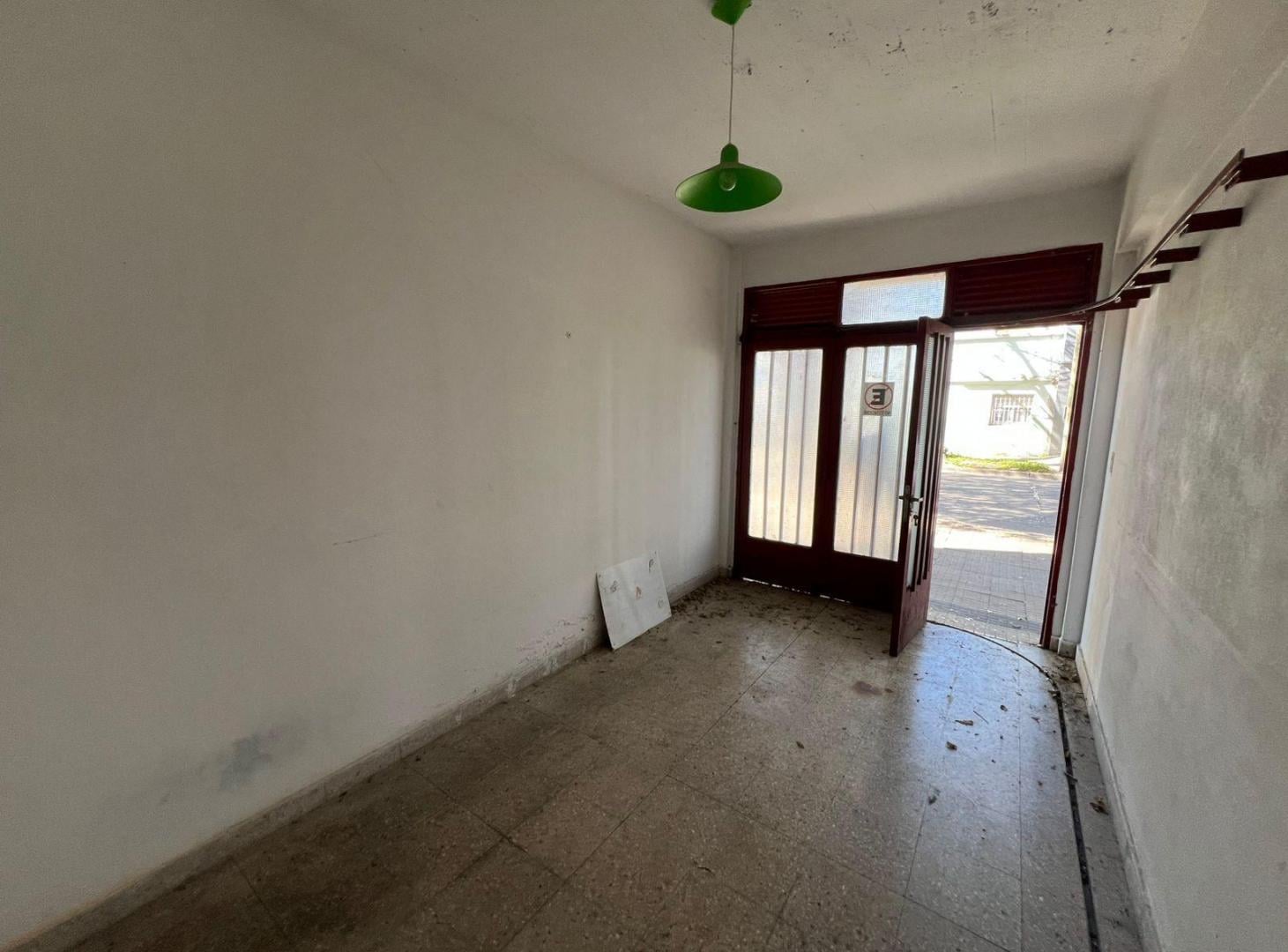 Foto de Cochera cubierta privada de 12 m² – Ideal auto o guardado – 57 y 21, La, imagen 5