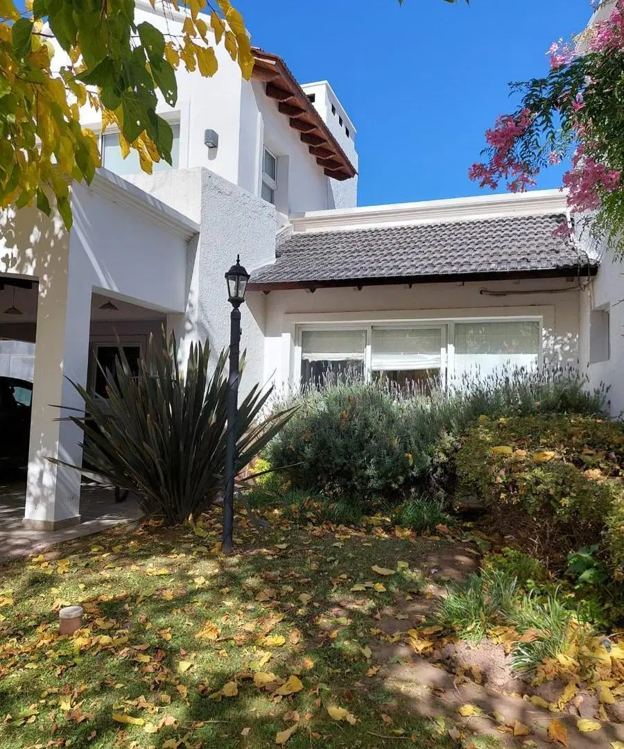 SD PROPIEDADES VENDE HERMOSA CASA EN BARRIO PRIVADO VIAMONTE 5