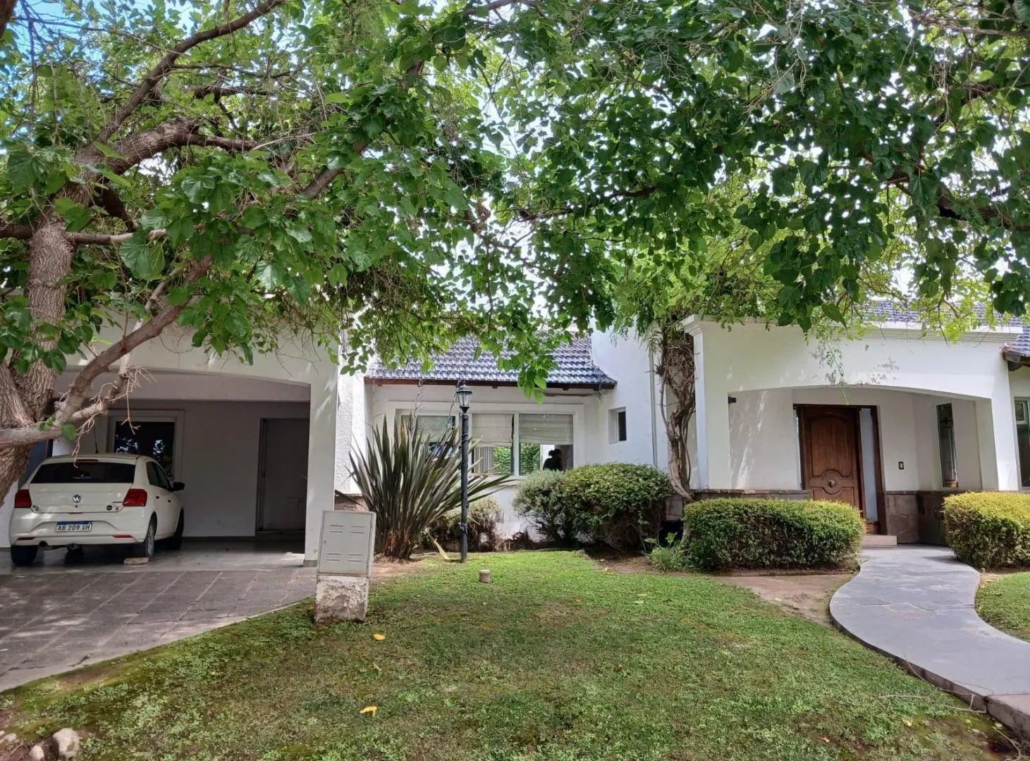 SD PROPIEDADES VENDE HERMOSA CASA EN BARRIO PRIVADO VIAMONTE 3