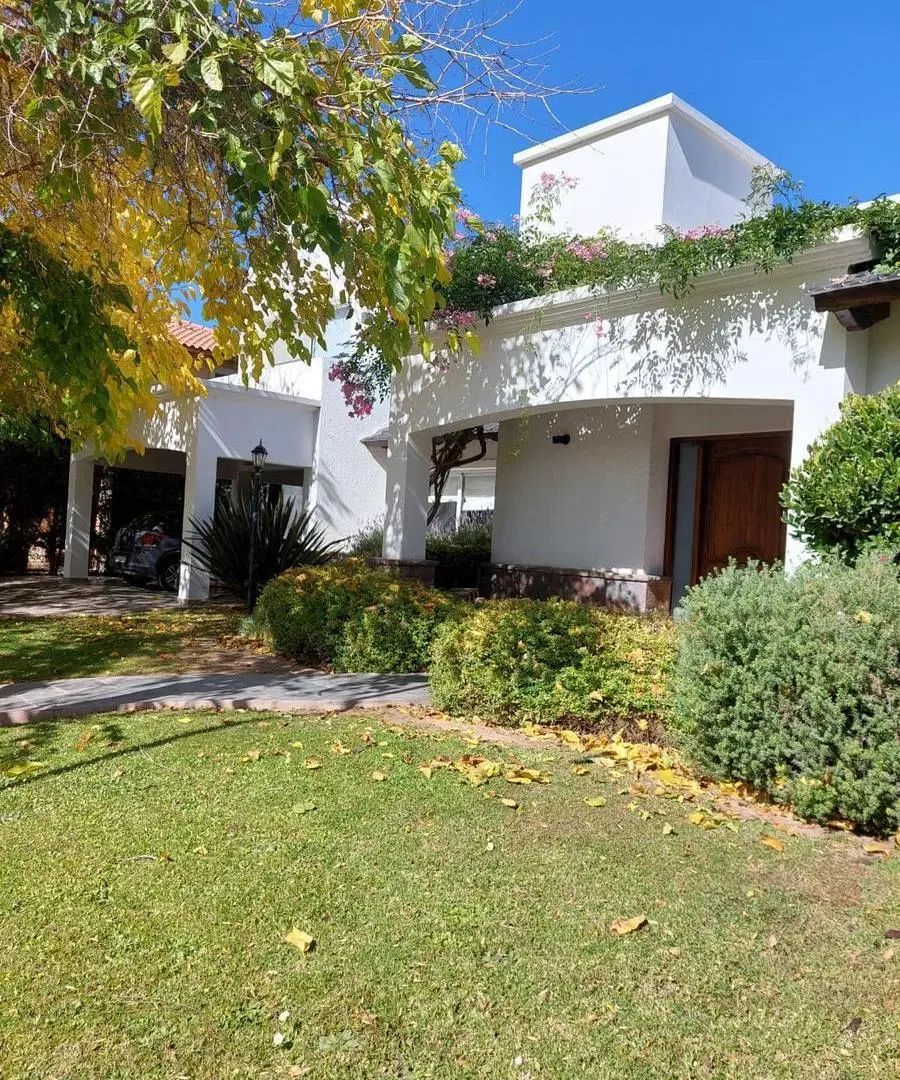 SD PROPIEDADES VENDE HERMOSA CASA EN BARRIO PRIVADO VIAMONTE 2