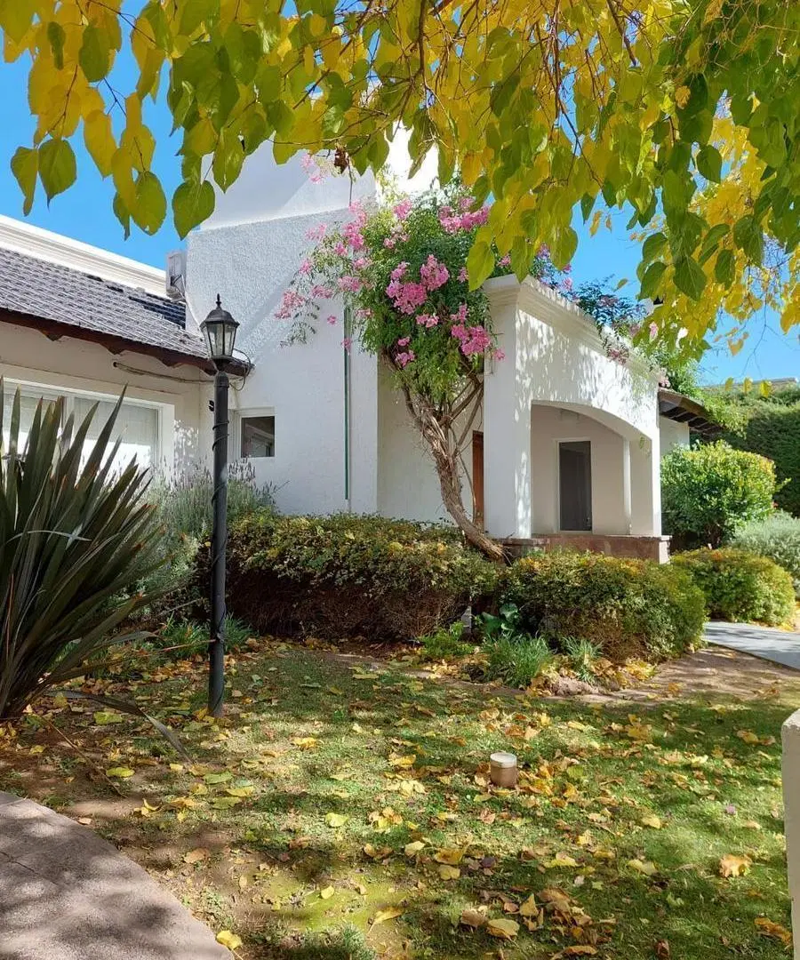 SD PROPIEDADES VENDE HERMOSA CASA EN BARRIO PRIVADO VIAMONTE 5