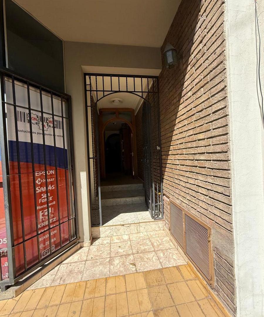 SD PROPIEDADES OFRECE propiedad con vivienda, oficinas y galpón en Godoy Cruz