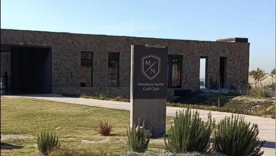 SD PROPIEDADES OFRECE Exclusivo lote en venta en Mendoza Norte Country Club 3