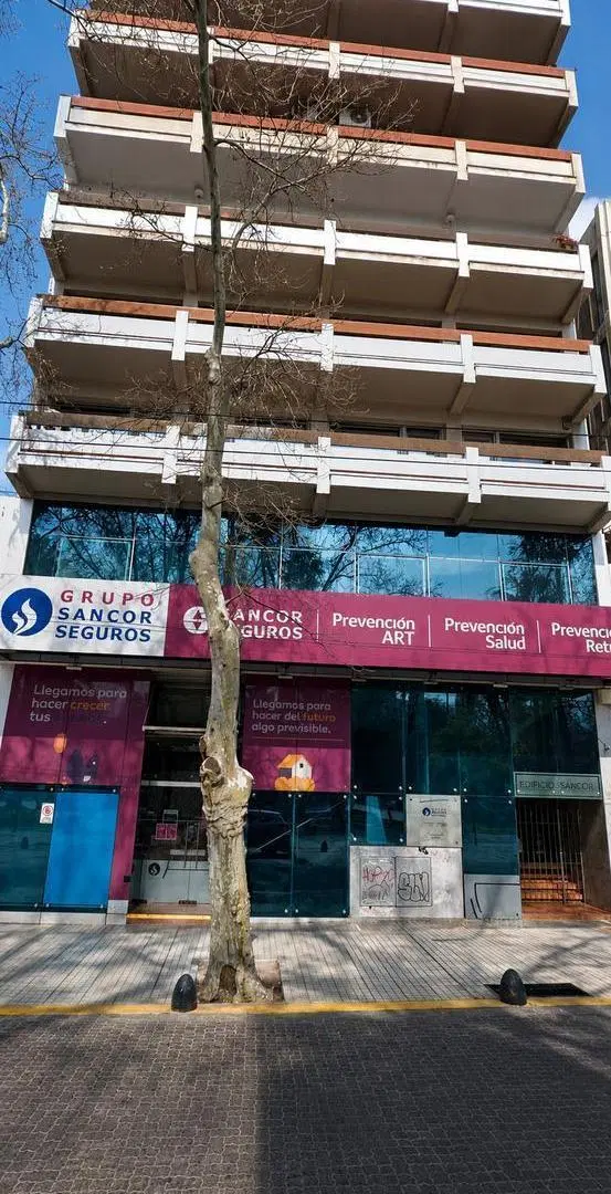 SD PROPIEDADES ofrece en ALQUILER Departamento de 2 Dormitorios con Cochera en Pleno Centro de Mendo 1