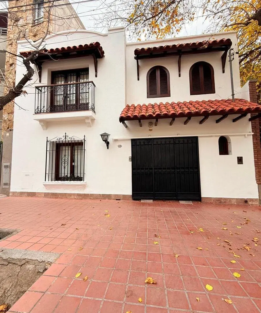 SD PROPIEDADES ofrece a la VENTA importante propiedad sobre calle Julio Leonidas Aguirre. 3