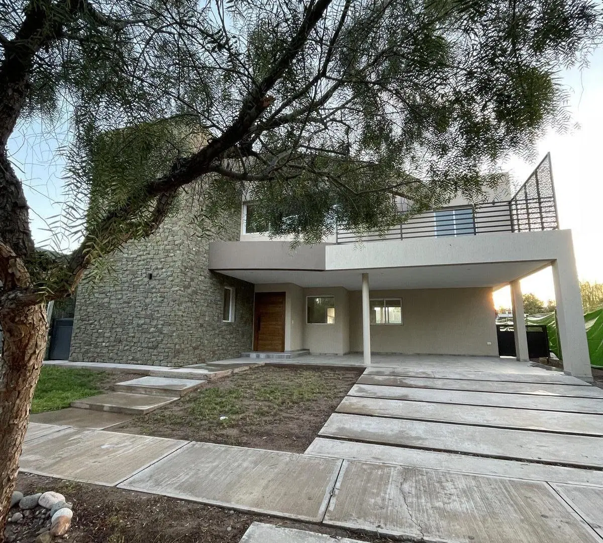SD PROPIEDADES ofrece en ALQUILER exclusiva casa a estrenar en Barrio Privado, Luján de Cuyo. 2