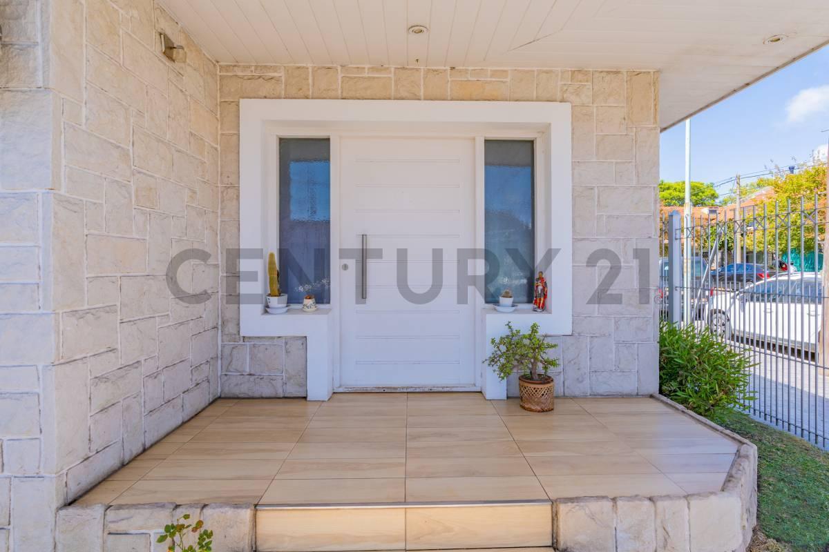 VENTA CASA 4 AMBIENTES COCHERA DOBLE Y PILETA GUEMES