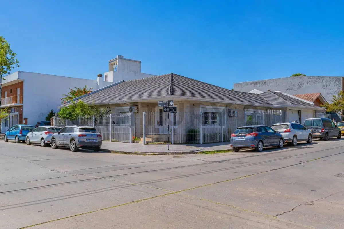 VENTA CASA 4 AMBIENTES COCHERA DOBLE Y PILETA GUEMES 2