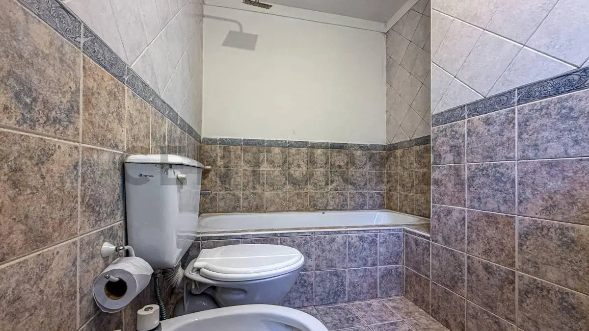 VENTA CASA 4 AMBIENTES CON COCHERA LA PERLA 4
