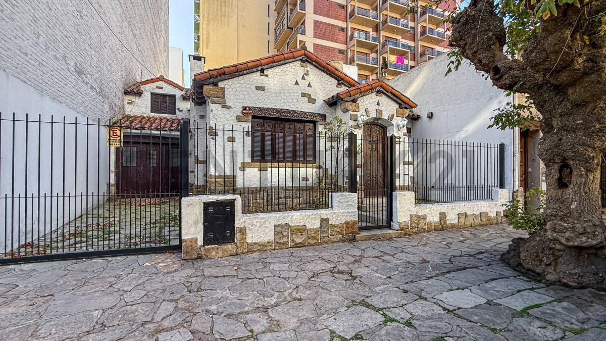 ALQUILER CASA 4 AMBIENTES CON COCHERA LA PERLA