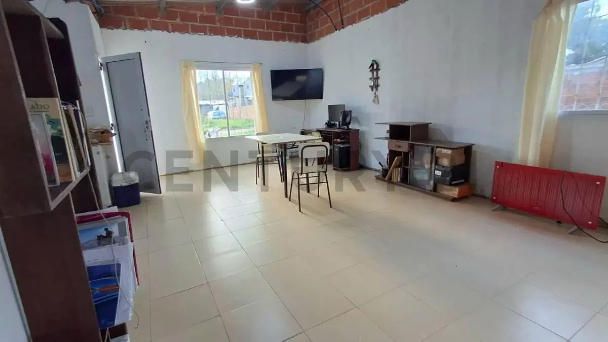 Venta - Casa sobre lote en Barrio Felix U Camet 5