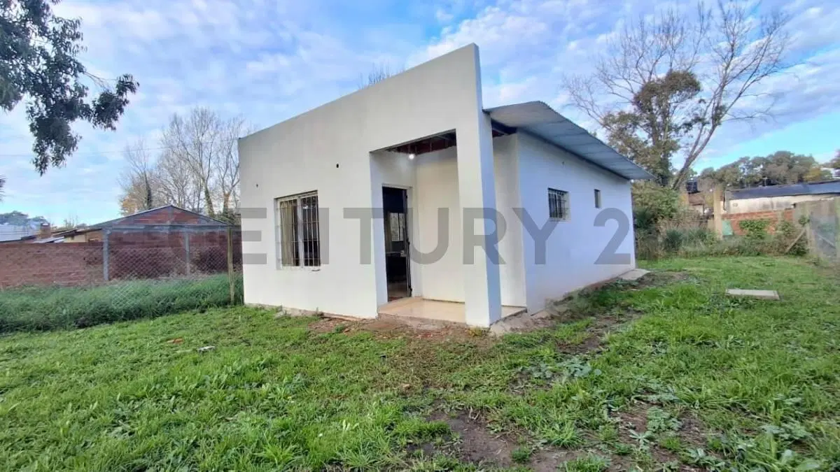 Venta - Casa sobre lote en Barrio Felix U Camet 2