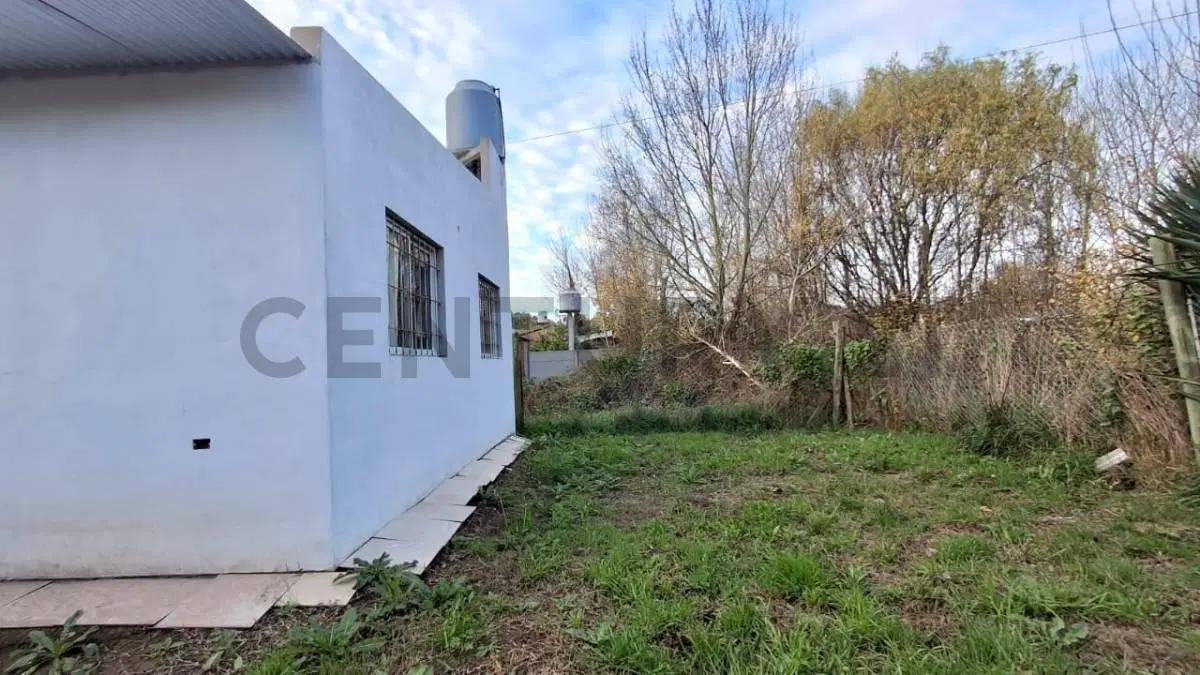 Venta - Casa sobre lote en Barrio Felix U Camet 3