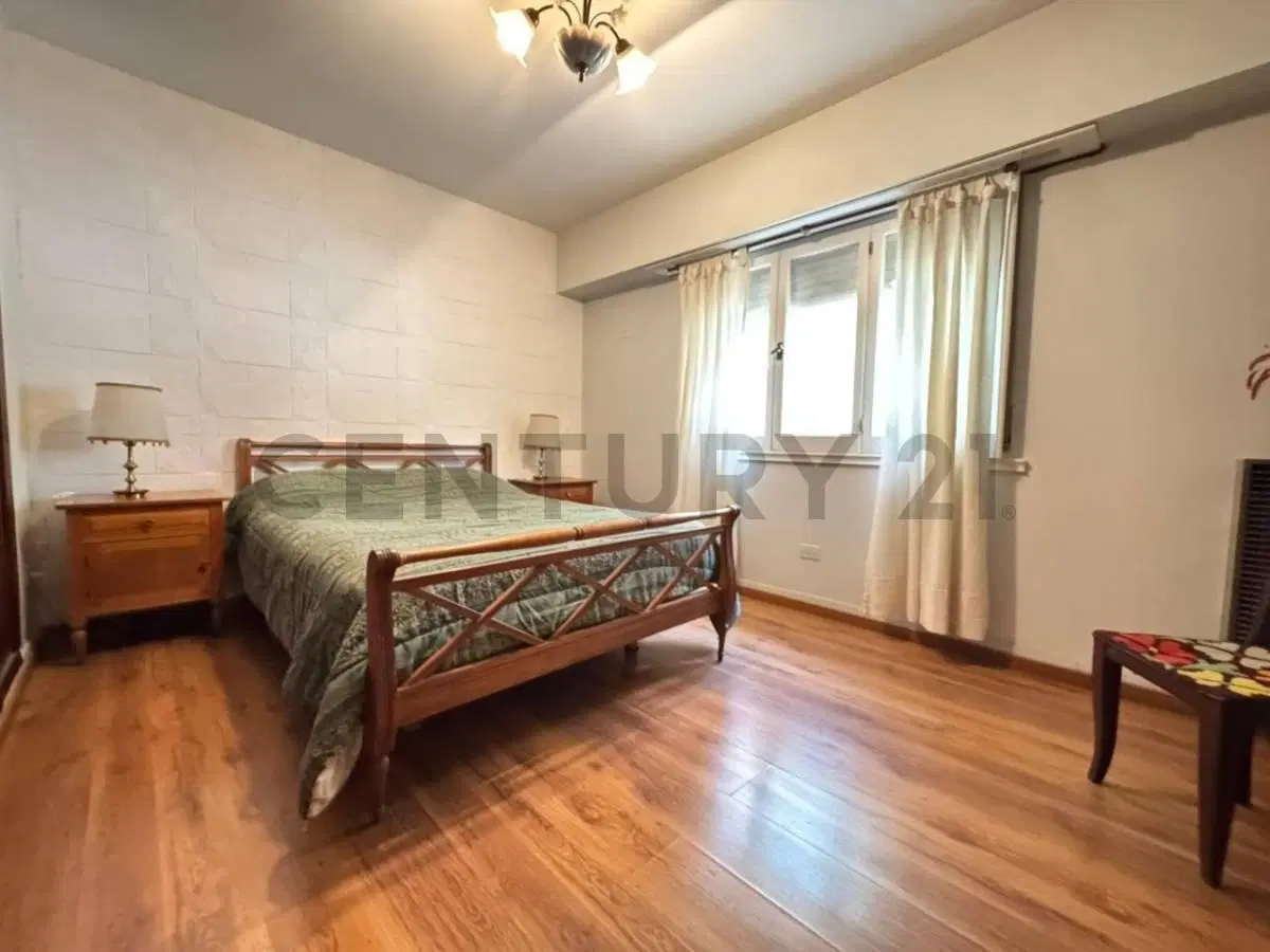Chalet de Categoría 4 Ambientes en Venta Barrio la Florida 5