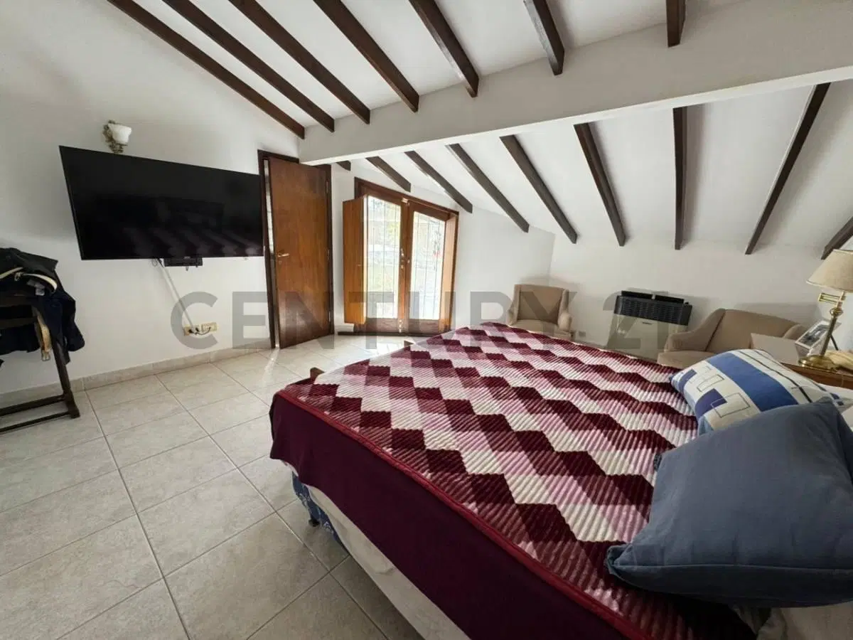 Chalet de Categoría 4 Ambientes en Venta Barrio la Florida 8