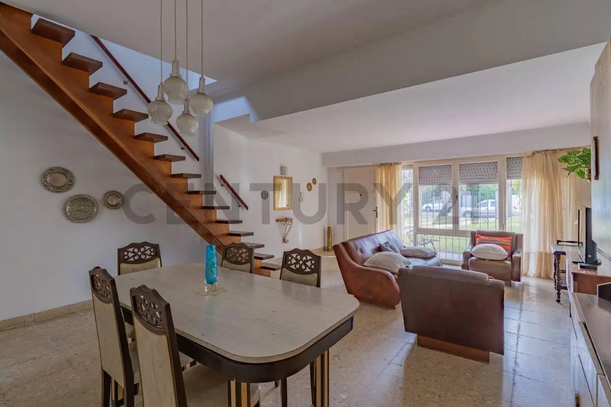 VENTA CASA DE 4 AMBIENTES CON PARQUE Y COCHERA 4