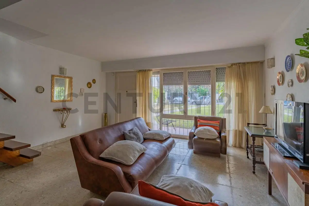 VENTA CASA DE 4 AMBIENTES CON PARQUE Y COCHERA 3