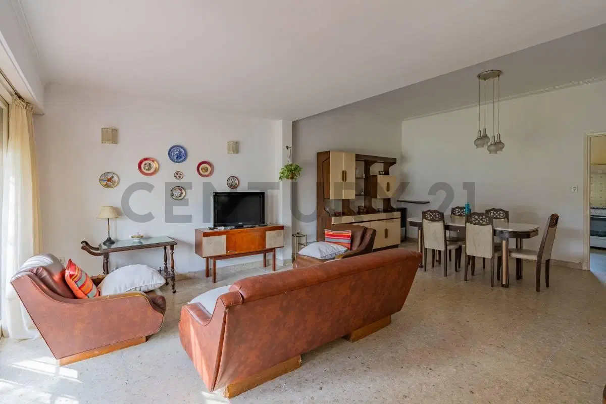 VENTA CASA DE 4 AMBIENTES CON PARQUE Y COCHERA 2