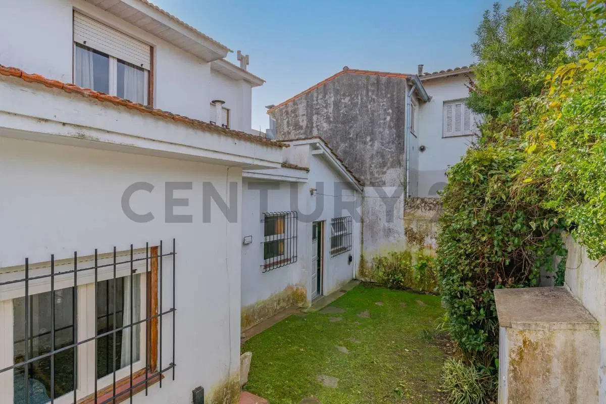 VENTA CASA DE 4 AMBIENTES CON PARQUE Y COCHERA 8