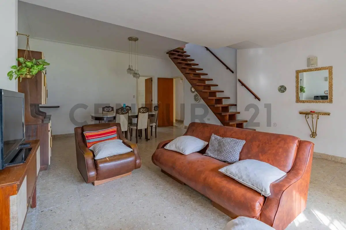VENTA CASA DE 4 AMBIENTES CON PARQUE Y COCHERA 5