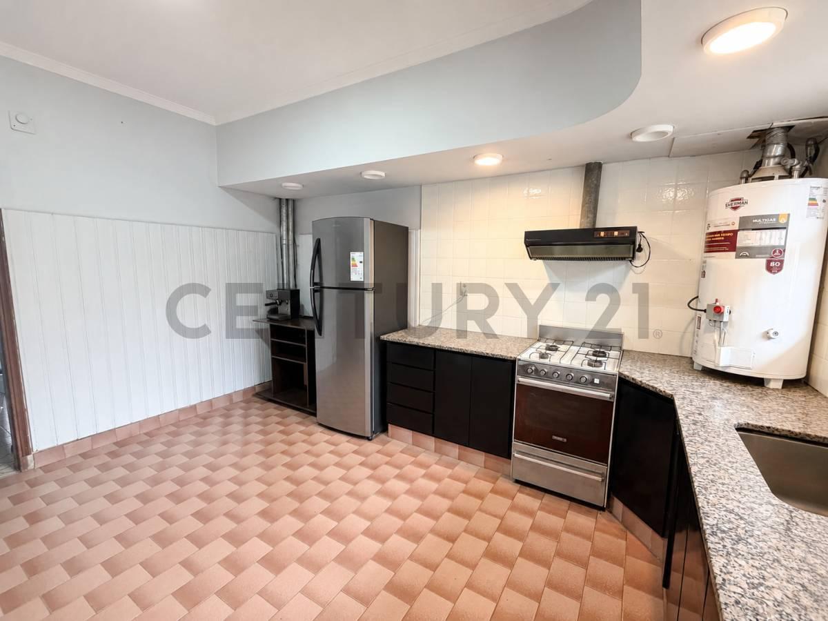 Foto de Venta de Casa + departameto 2 ambientes en planta alta, en barrio Villa, imagen 1
