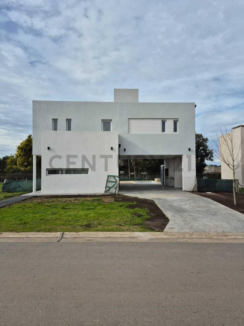 SE VENDE CASA A ESTRENAR 4 AMB ARENAS CHICO