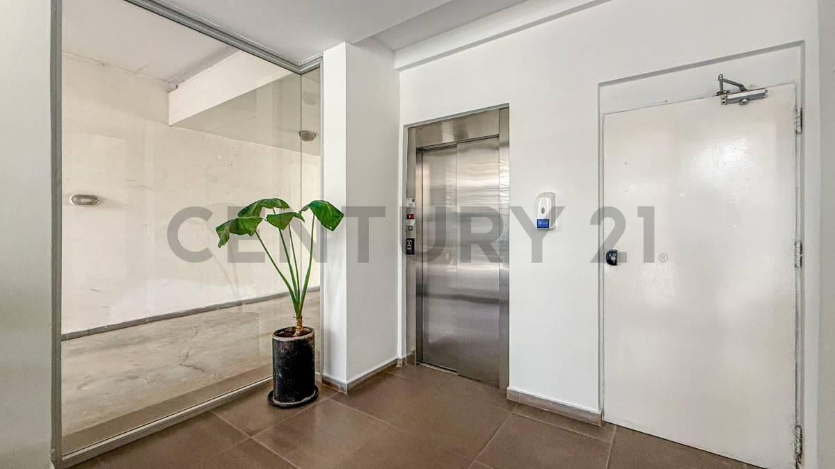 Foto de VENTA DEPARTAMENTO 2 AMBIENTES CON COCHERA AL FRENTE, imagen 2