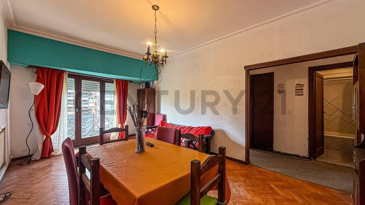Foto de VENTA SEMIPISO 3 AMBIENTES CON DEPENDENCIA EN EDIFICIO SEÑORIAL, imagen 1