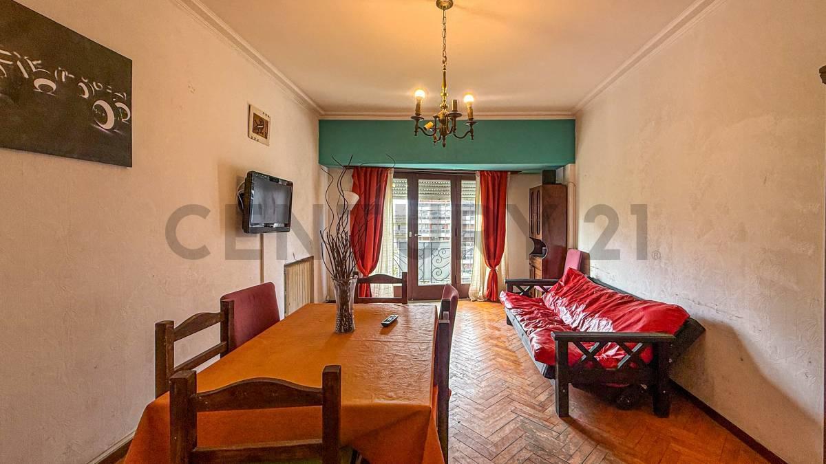 Foto de VENTA SEMIPISO 3 AMBIENTES CON DEPENDENCIA EN EDIFICIO SEÑORIAL, imagen 2
