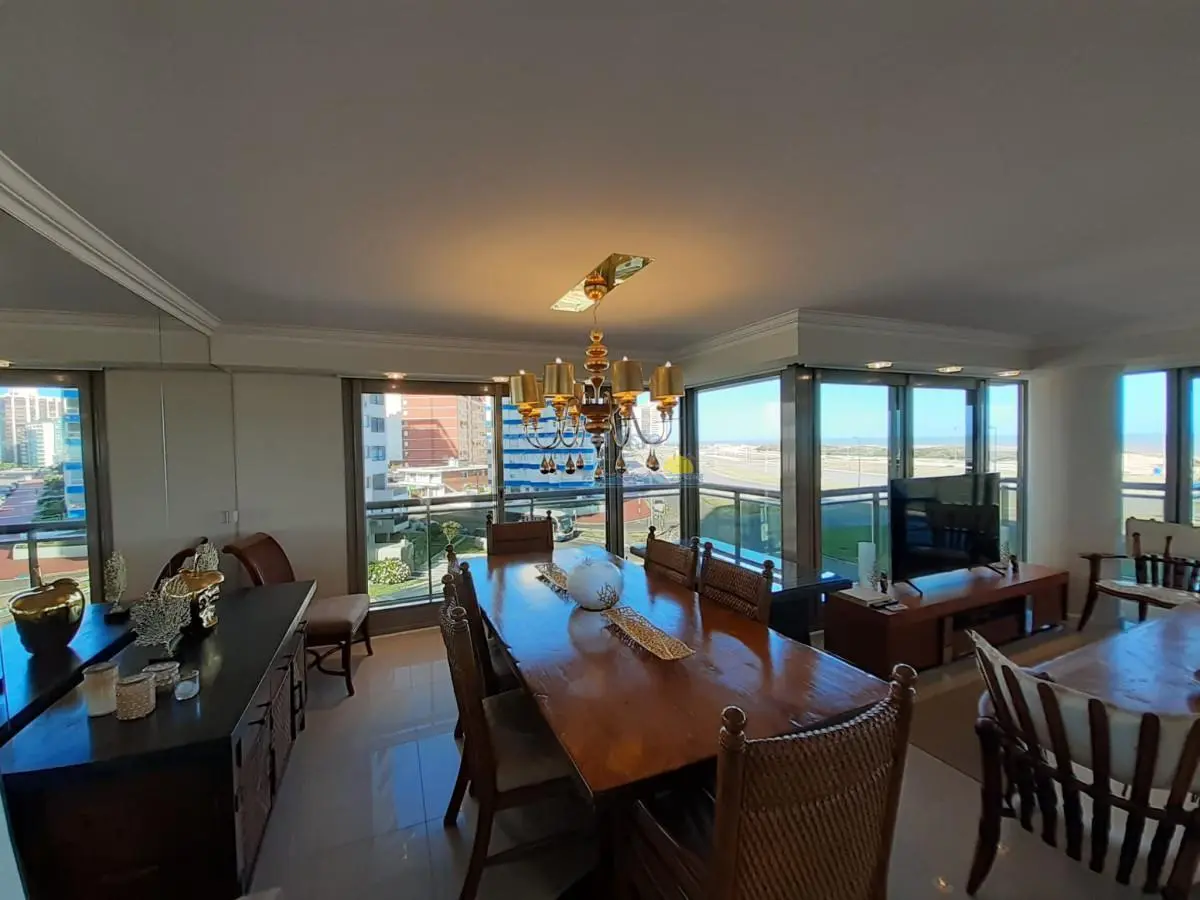 Apartamento en venta de 3 dormitorios en Torre imperiale , Punta del este , Playa Brava 2