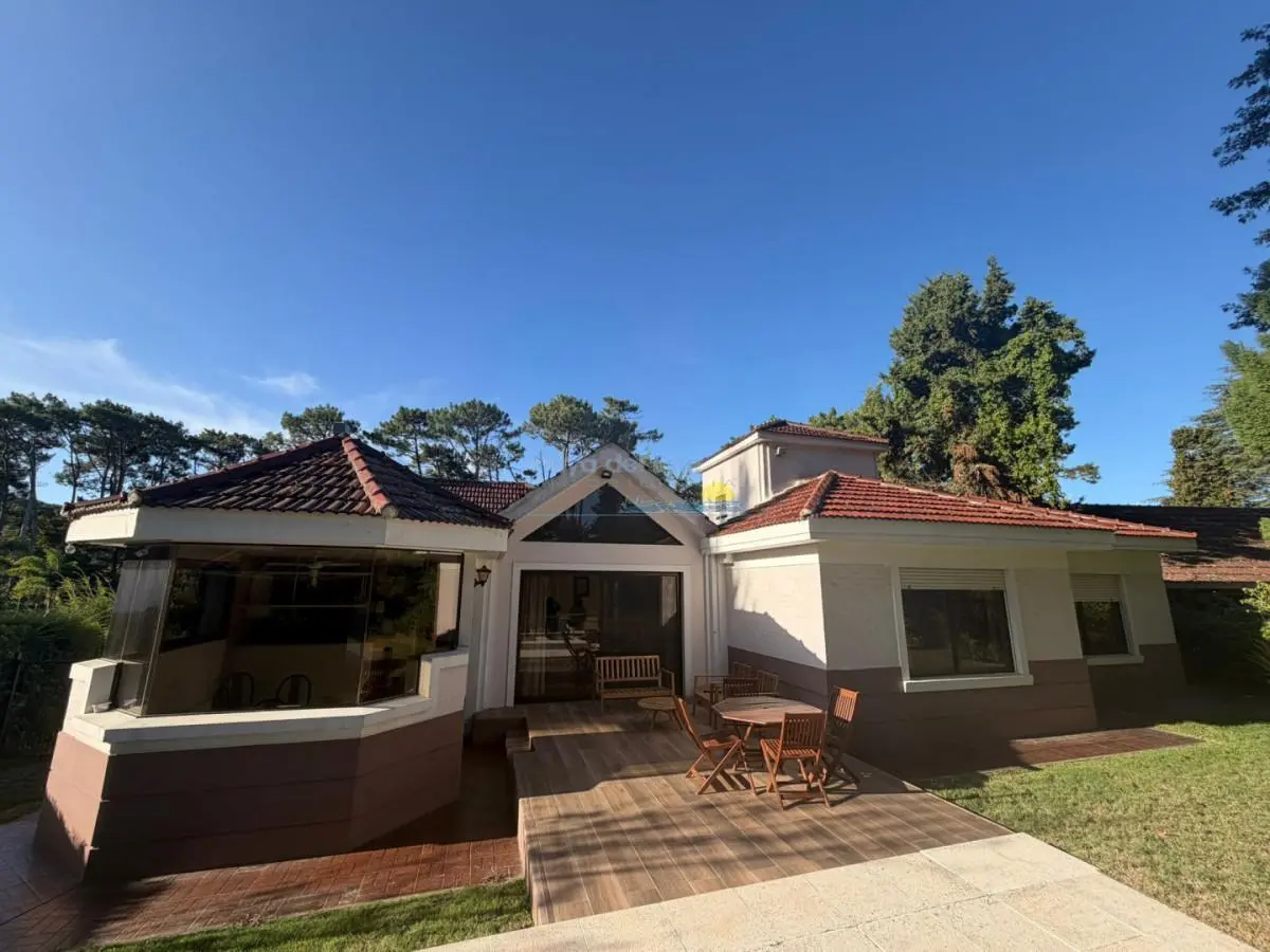 Casa en Alquiler anual U$D 4500 Punta del este 3 dormitorios San Rafael , Parrillero , Piscina 2