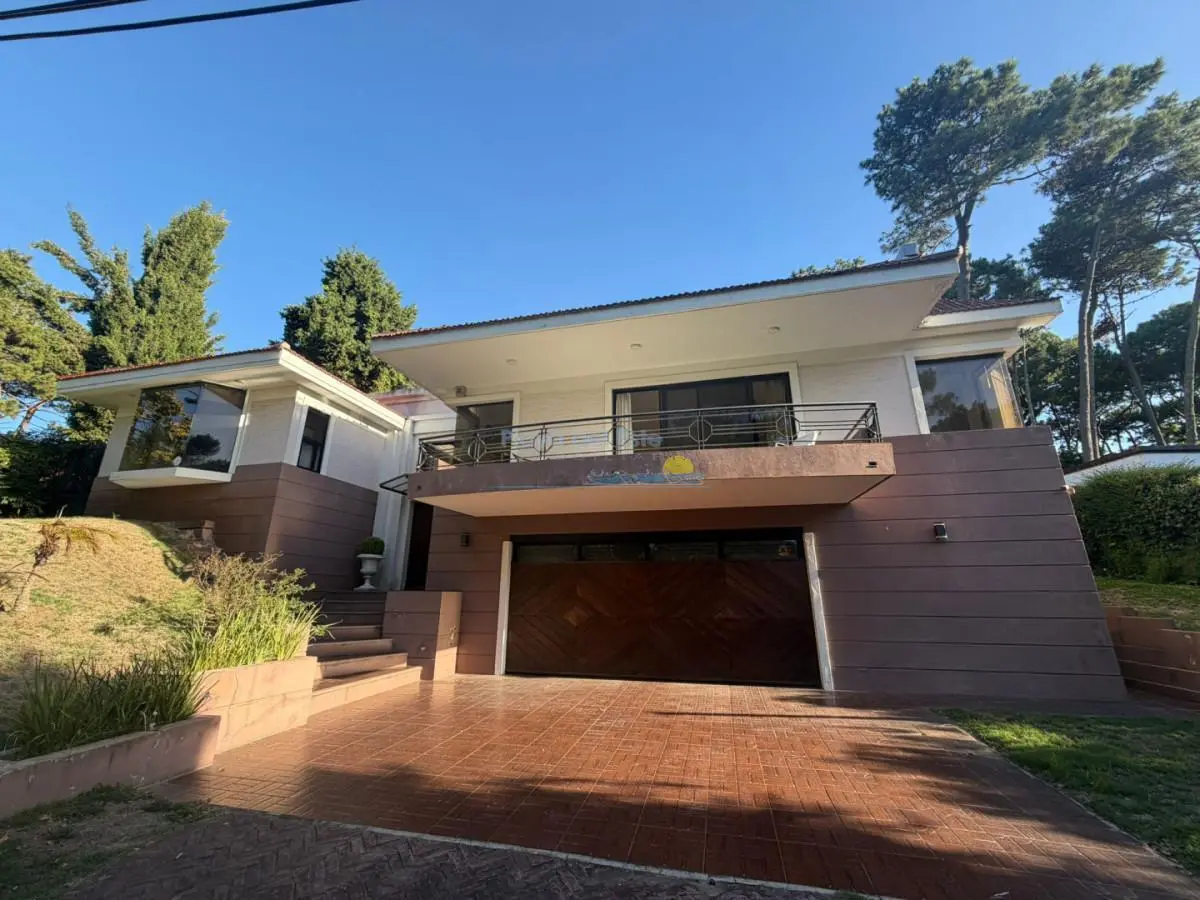 Casa en Alquiler anual U$D 4500 Punta del este 3 dormitorios San Rafael , Parrillero , Piscina 1