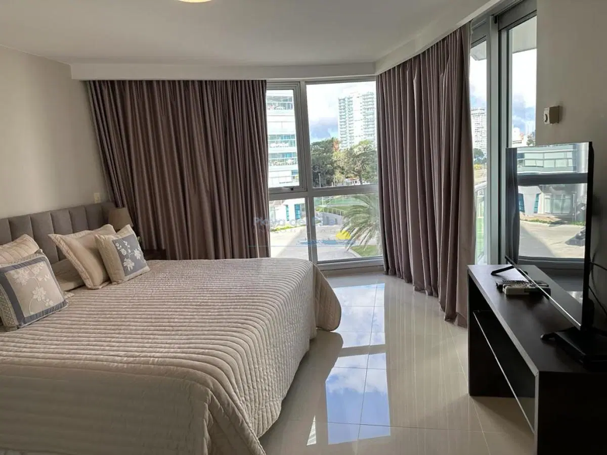 Apartamento en Venta de 3 Dormitorios en Punta del este, Edificio Sunrise , Playa Mansa 5