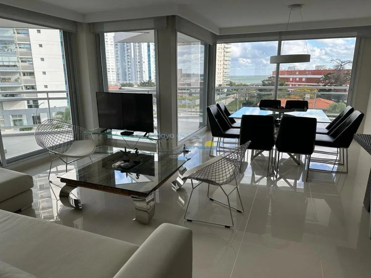 Apartamento en Venta de 3 Dormitorios en Punta del este, Edificio Sunrise , Playa Mansa 3