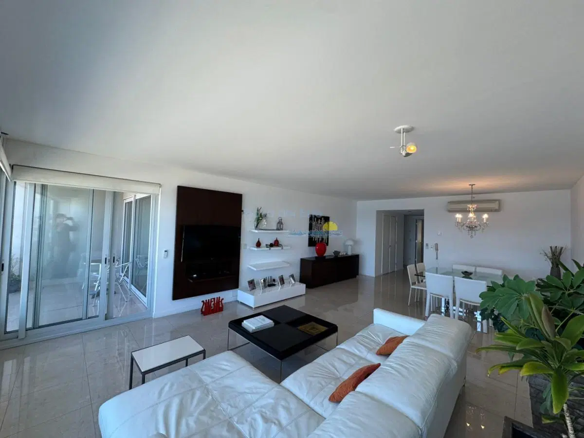 Apartamento en alquiler temporal de 2 dormitorios en Torre Le parc , Punta del este , Playa Brava 3