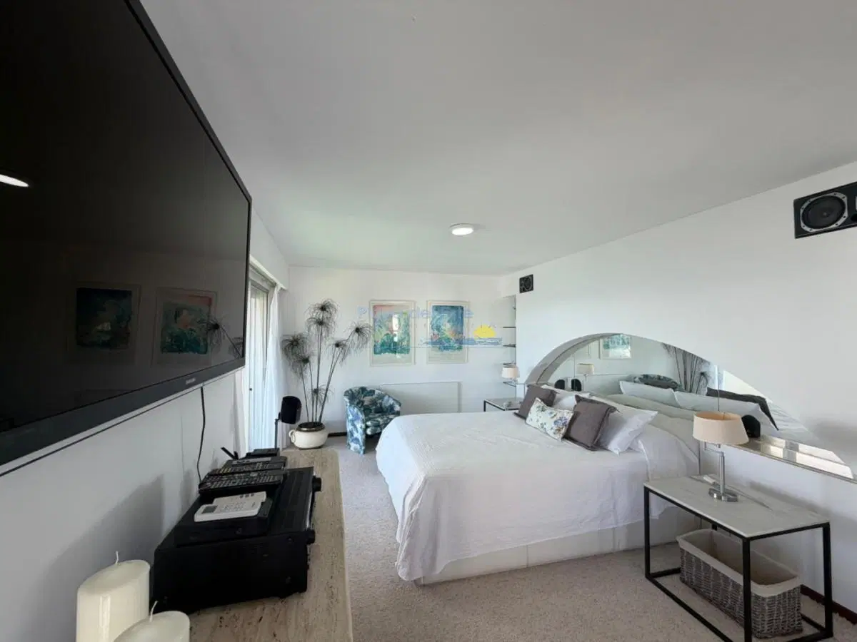 Apartamento de 2 dormitorios y servicio en alquiler anual , Playa mansa 5