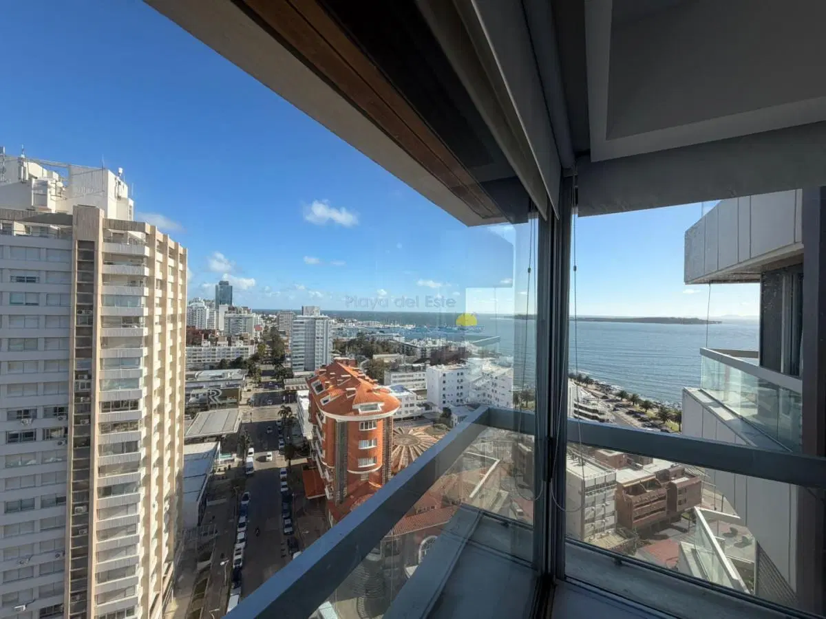 Apartamento de 2 dormitorios y servicio en alquiler anual , Playa mansa 3