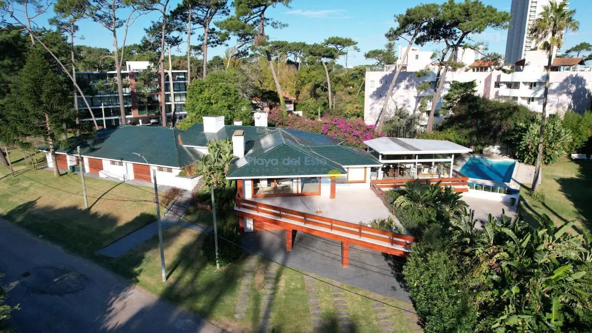 Vende y alquila gran casa de 5 dormitorios en Playa Mansa, Punta del Este 3