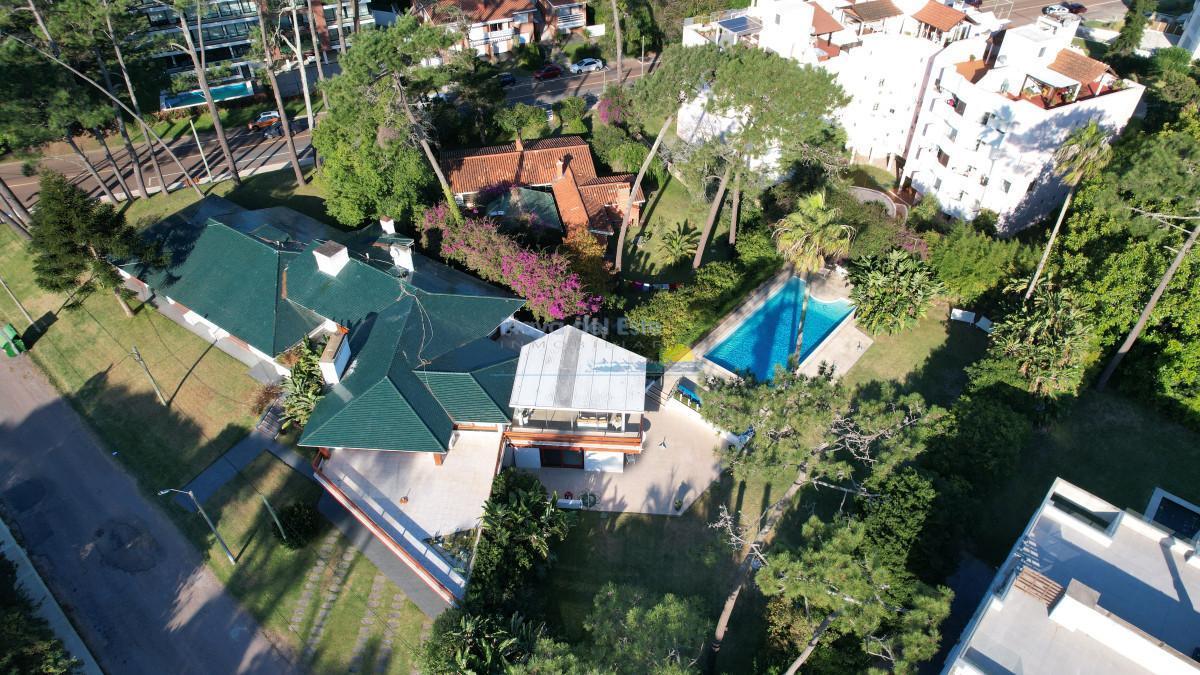 Vende y alquila gran casa de 5 dormitorios en Playa Mansa, Punta del Este
