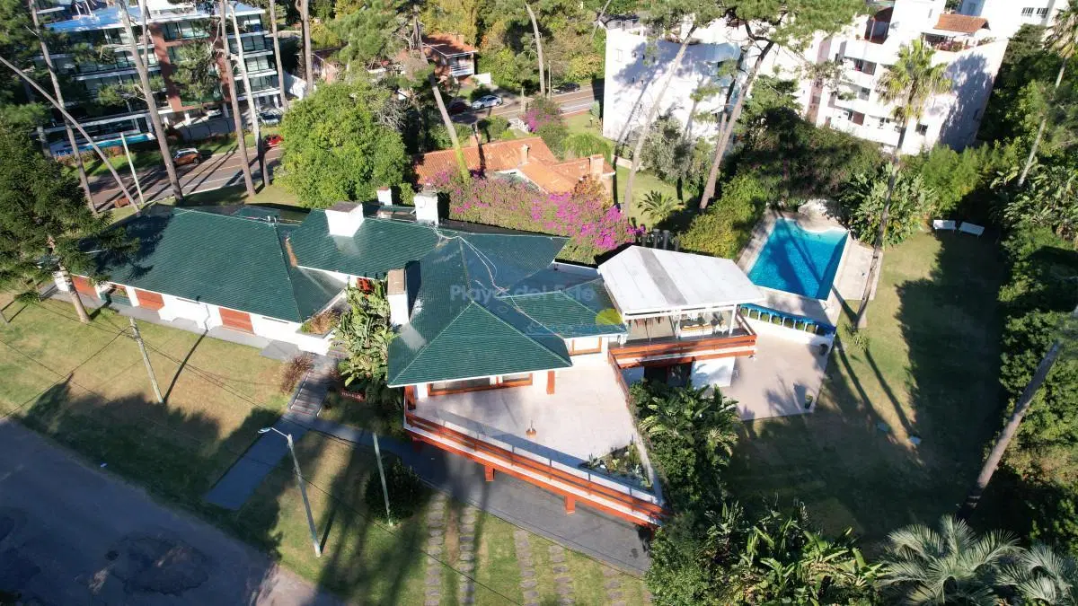 Vende y alquila gran casa de 5 dormitorios en Playa Mansa, Punta del Este 2