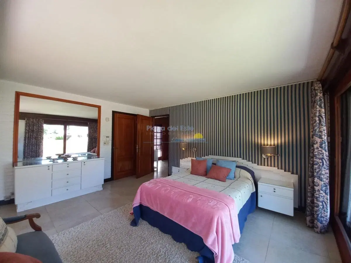 Vende y alquila gran casa de 5 dormitorios en Playa Mansa, Punta del Este 3