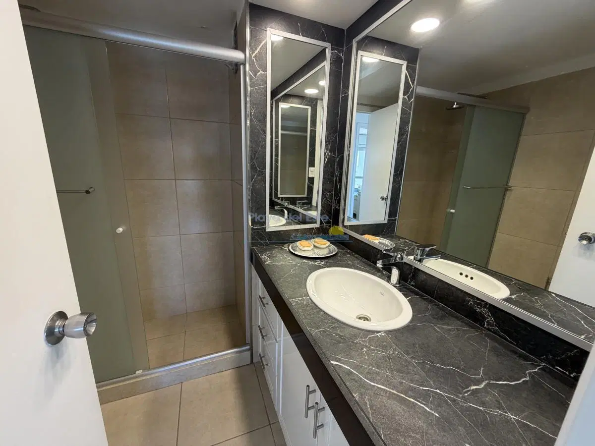 Apartamento en Venta de 2 Dormitorios en La Península , Punta del este 1
