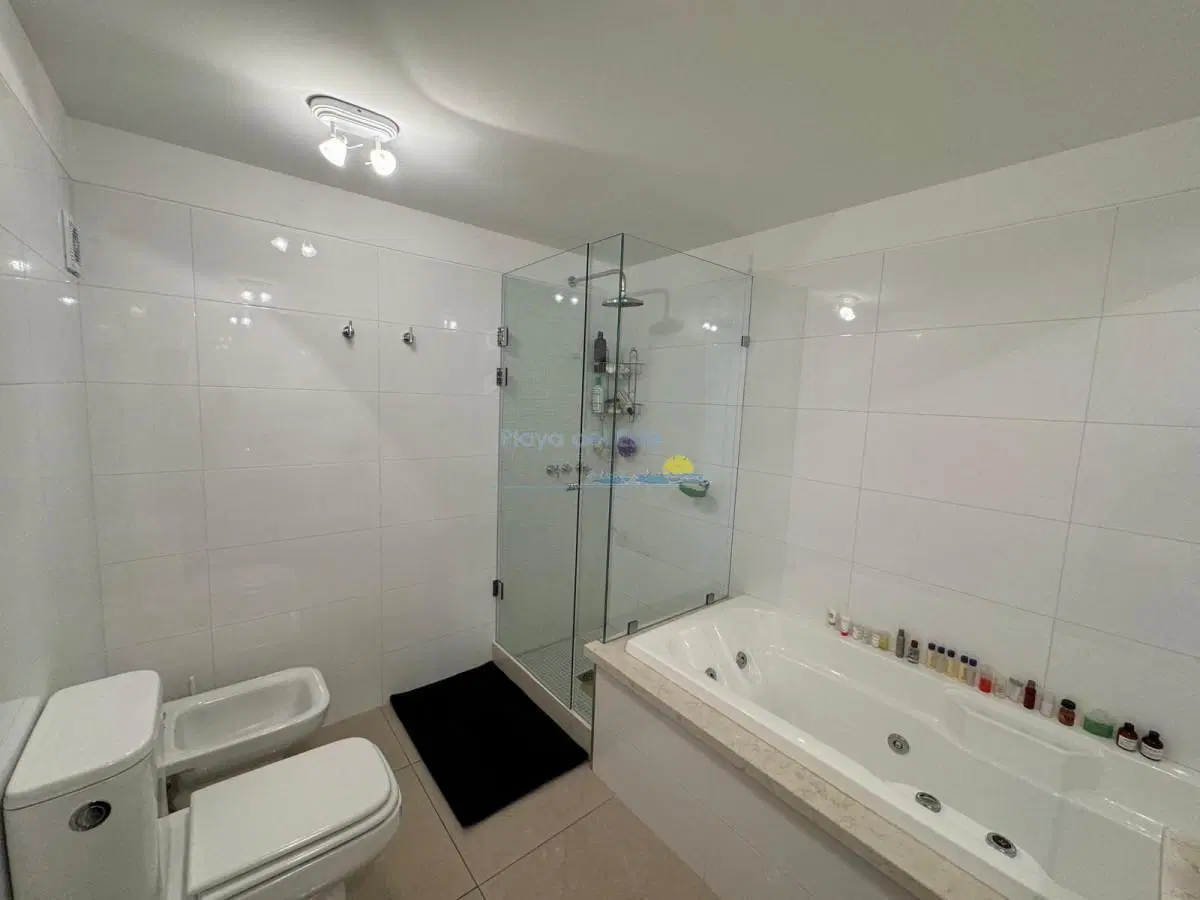 Apartamento en venta de 4 dormitorios en Punta del este , Playa Brava , Torre Lobos 2