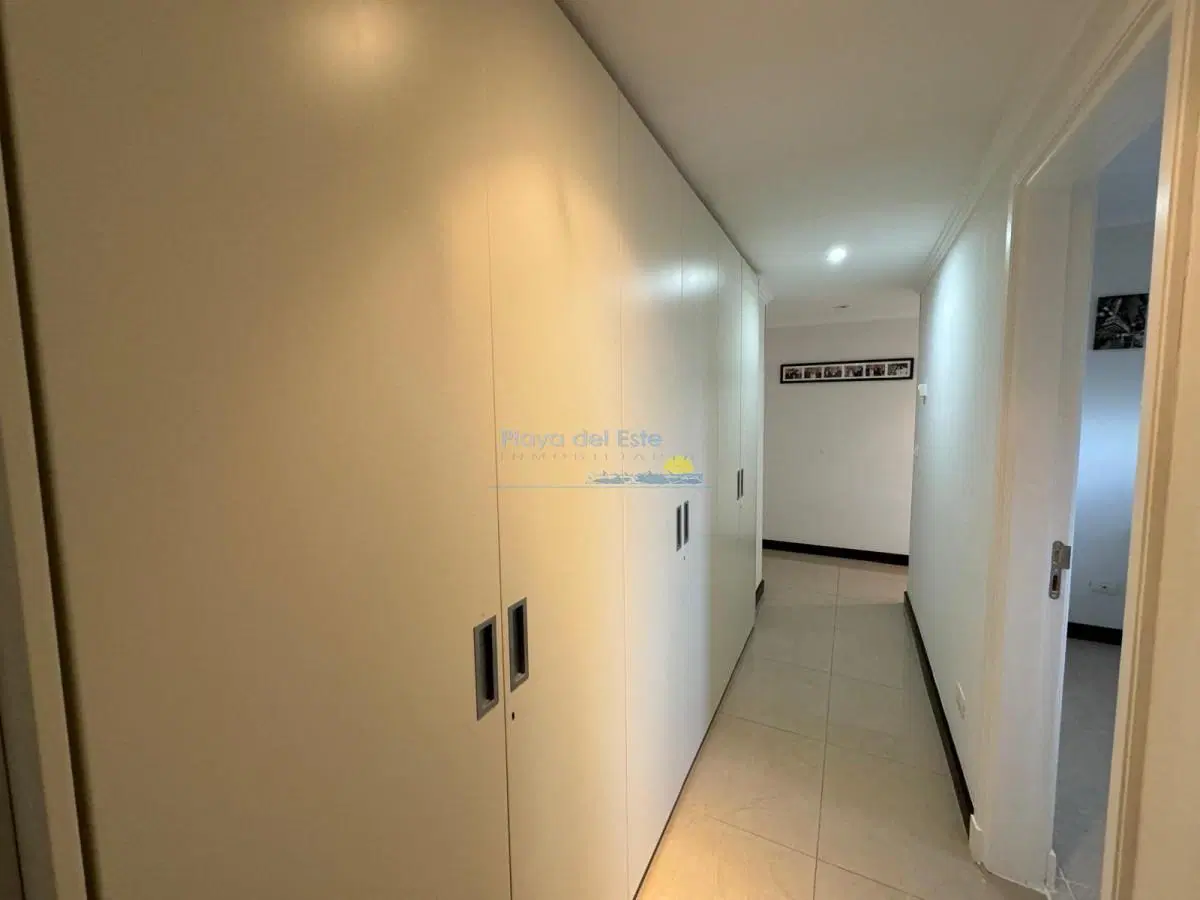 Apartamento en venta de 4 dormitorios en Punta del este , Playa Brava , Torre Lobos 5