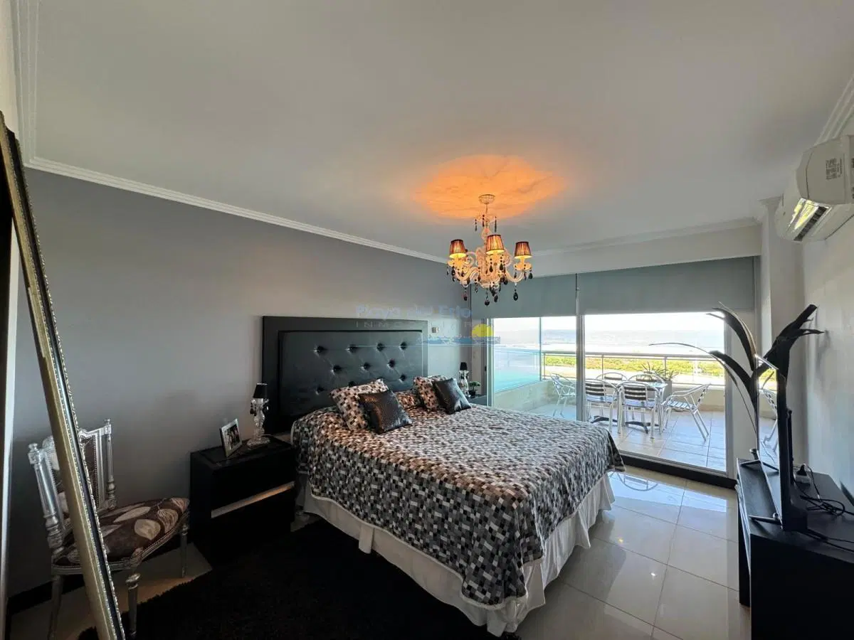 Apartamento en venta de 4 dormitorios en Punta del este , Playa Brava , Torre Lobos 4