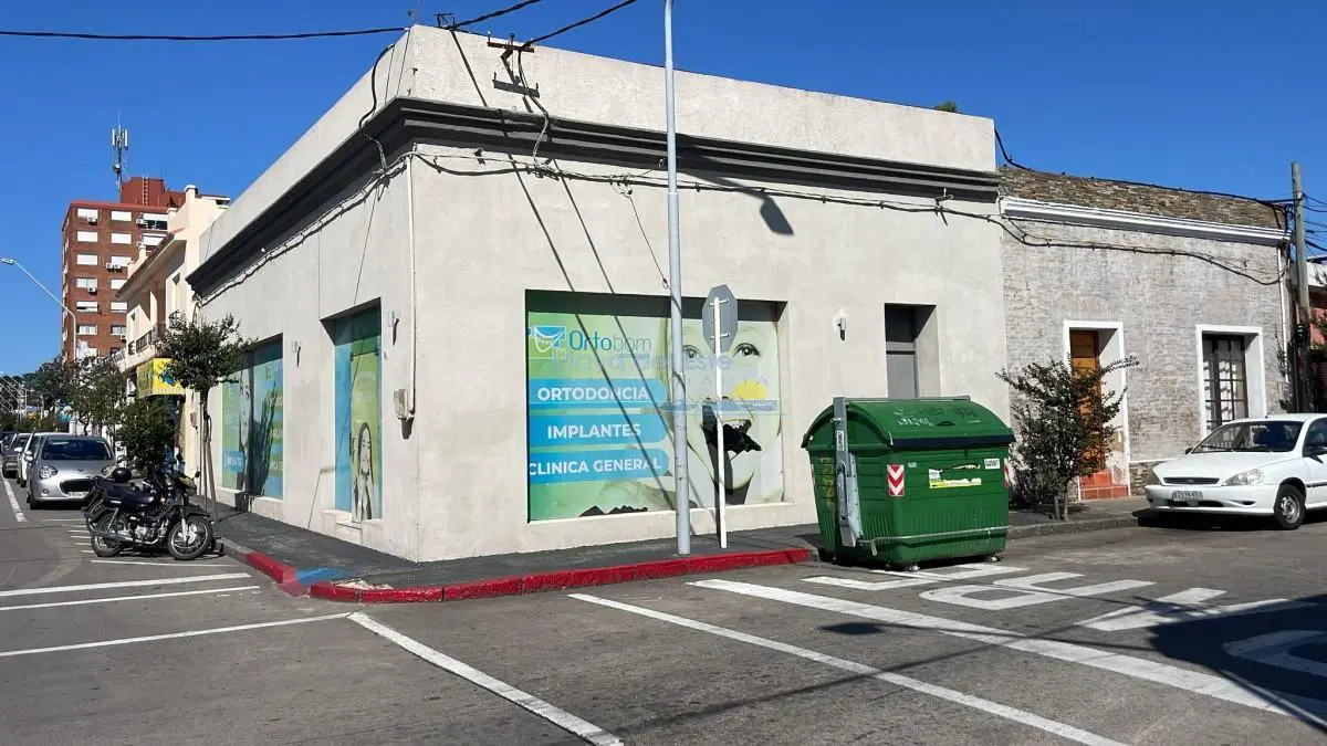 Local comercial con renta en pleno centro Maldonado 2